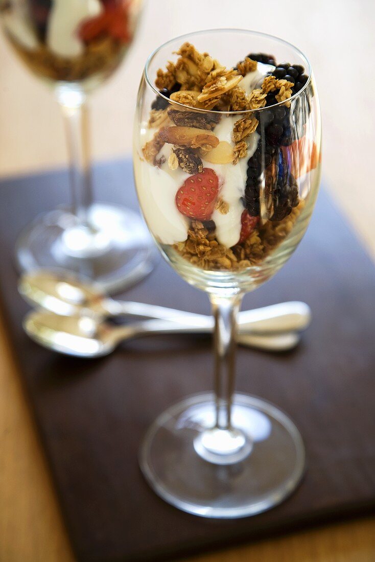 Müsli mit Beeren und Joghurt im Weinglas