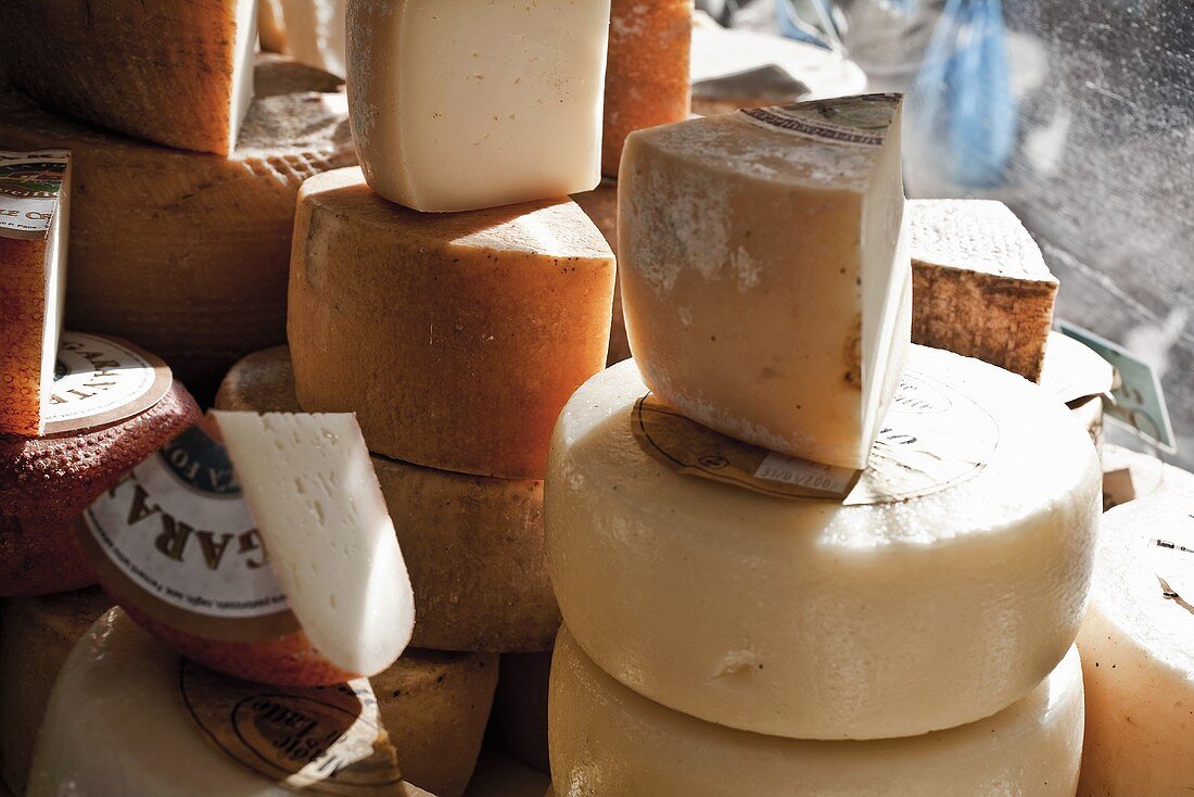 Verschiedene Käsesorten auf dem Markt (Italien)