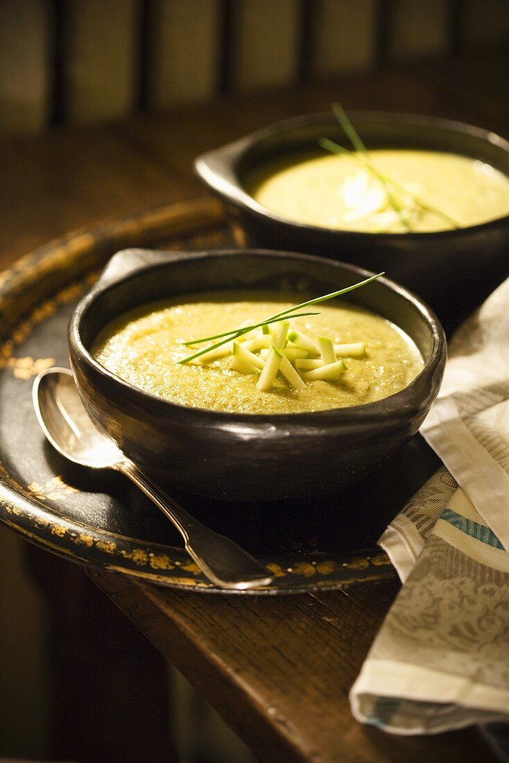 Gurken-Joghurt-Suppe in Suppenschalen