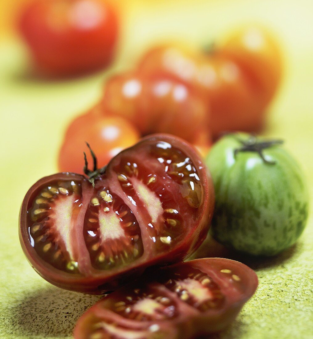 Verschiedene Heirloom Tomaten, ganz und angeschnitten