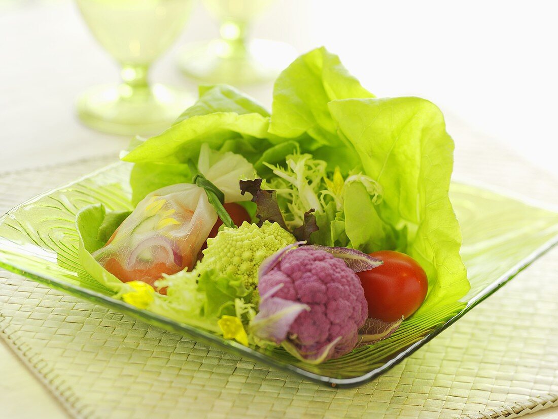 Gemischter Blattsalat mit Blumenkohl, Romanesco und Teigtäschchen