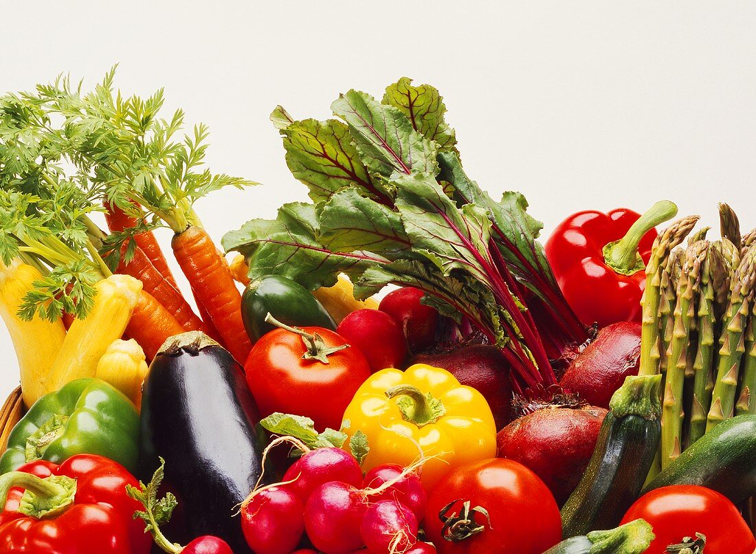 Gemüsestillleben mit Paprikaschoten und Roter Bete
