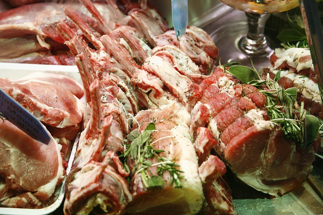 Frisches Fleisch in Auslage auf Markt (Italien)