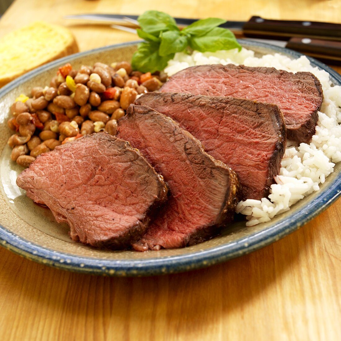 Roastbeefscheiben mit Reis und Bohnen