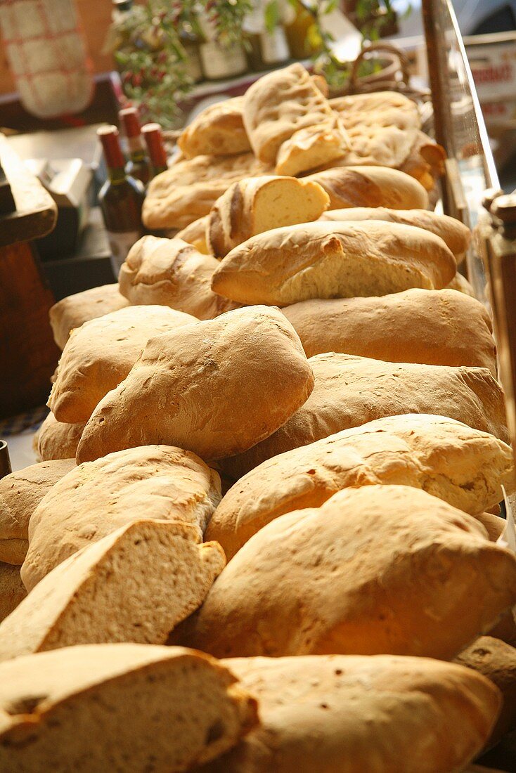 Viele Brote auf Markstand (Florenz, Italien)