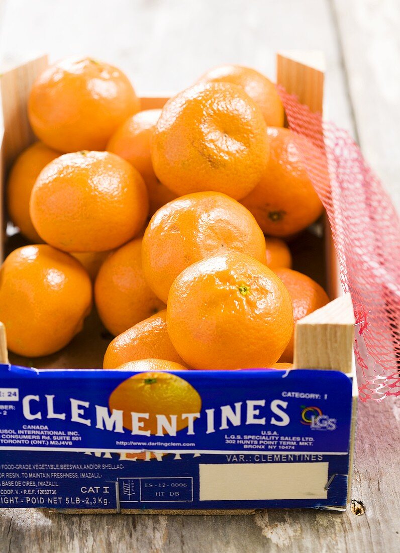 Clementinen in Steige mit Etikett