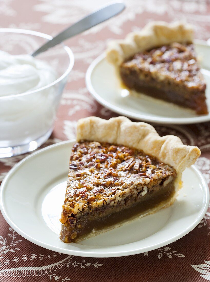 Zwei Stücke Pecanpie und Schlagsahne