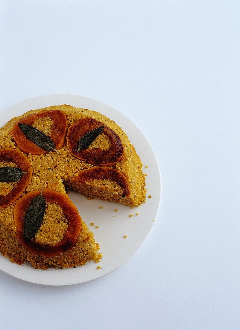 Quinoa Pie mit Butternusskürbis und Salbei, angeschnitten