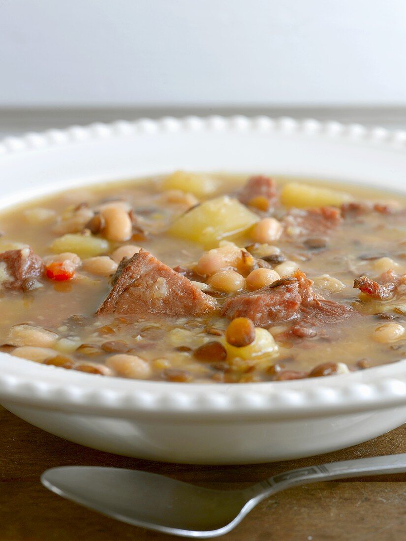 Linsensuppe mit Schinken und Bohnen