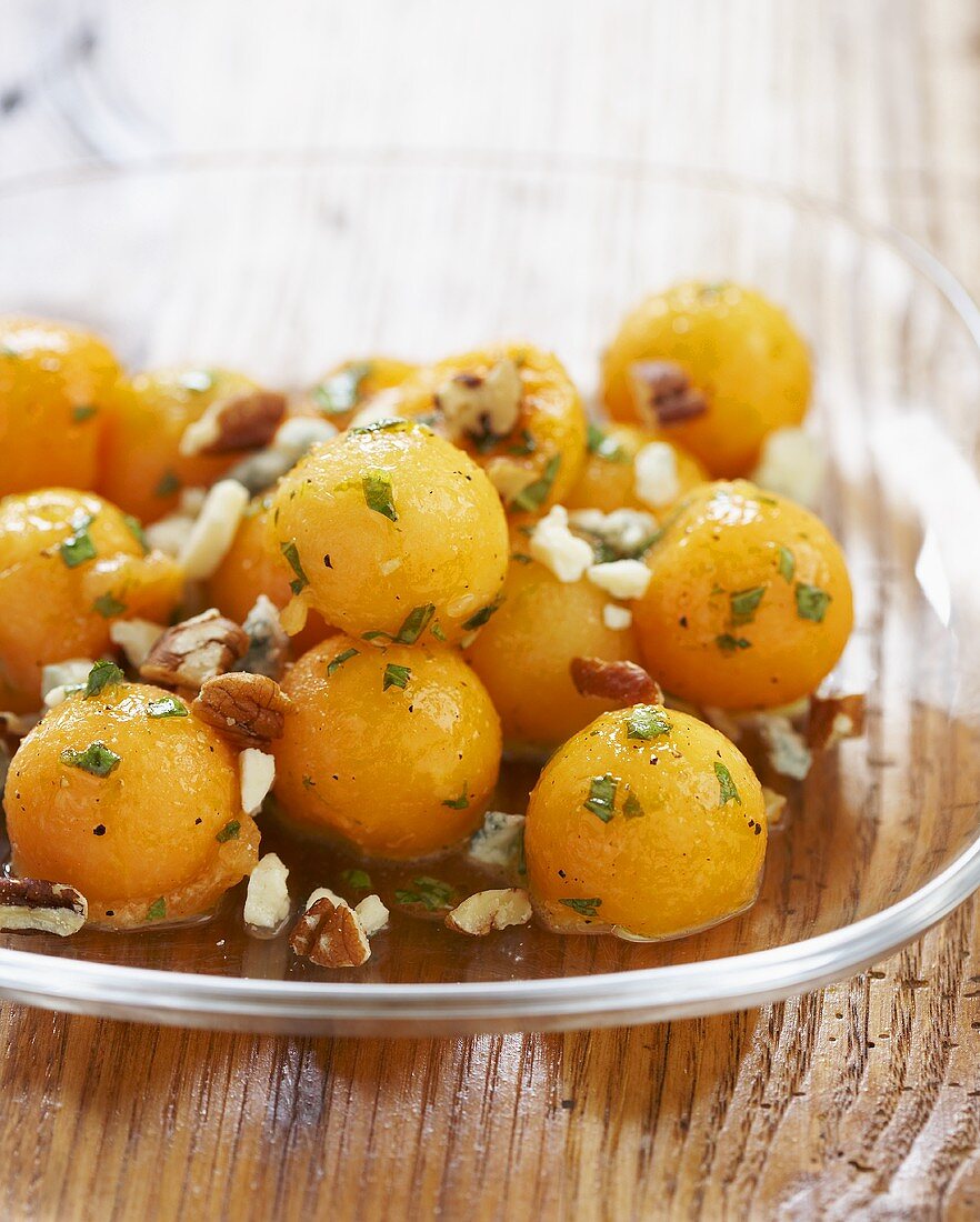 Melonensalat mit Walnüssen auf einem Glasteller