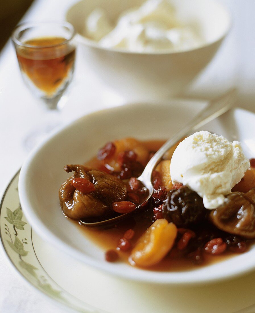 Trockenfrüchtekompott mit Vanilleeis