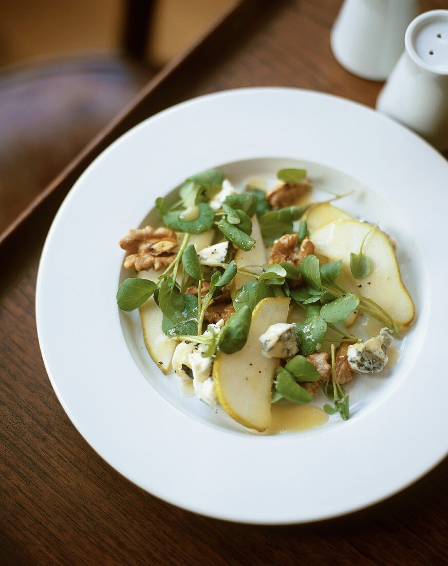 Brunnenkressesalat mit Stilton, Birnen und Walnüssen