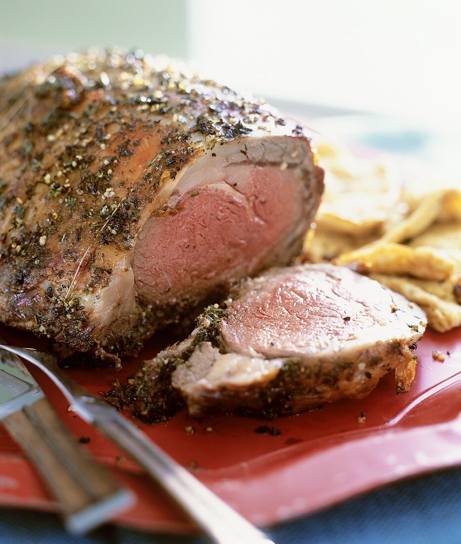 Rinderbraten mit Kräuterkruste, angeschnitten