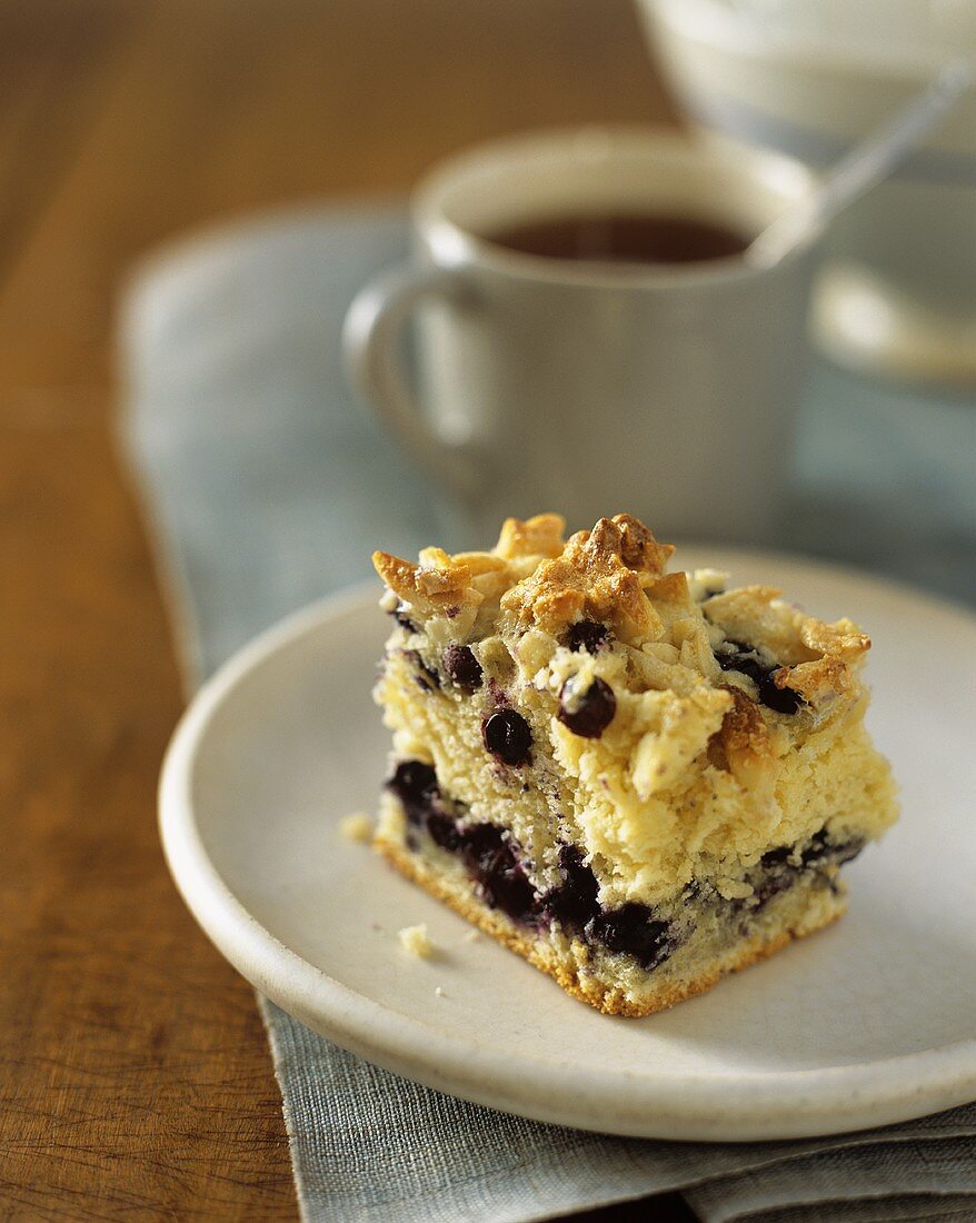 Stück Mandel-Heidelbeer-Kuchen und Kaffee