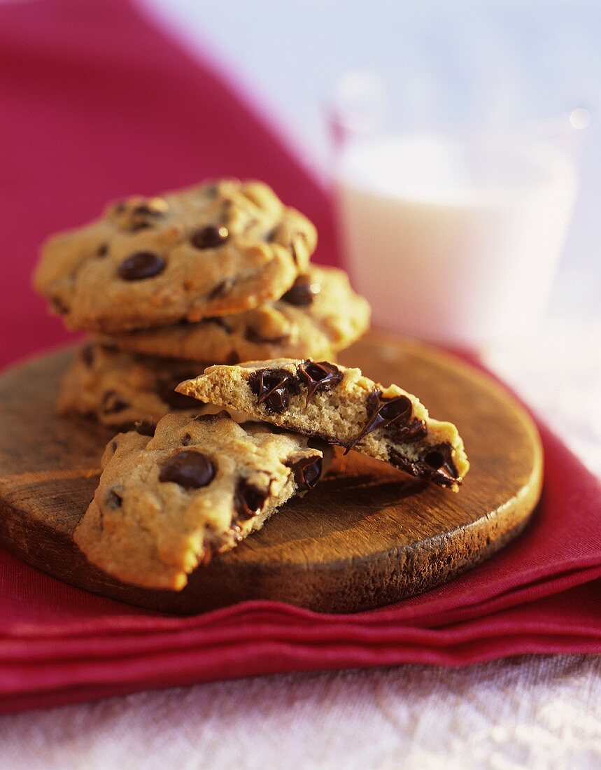 Chocolate Chip Cookies und Glas Milch