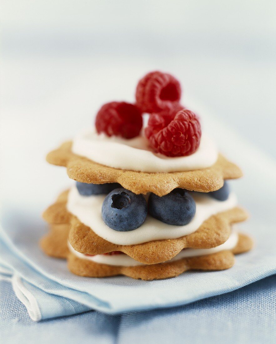 Turm aus Plätzchen (Shortcake), Beeren und Sahne