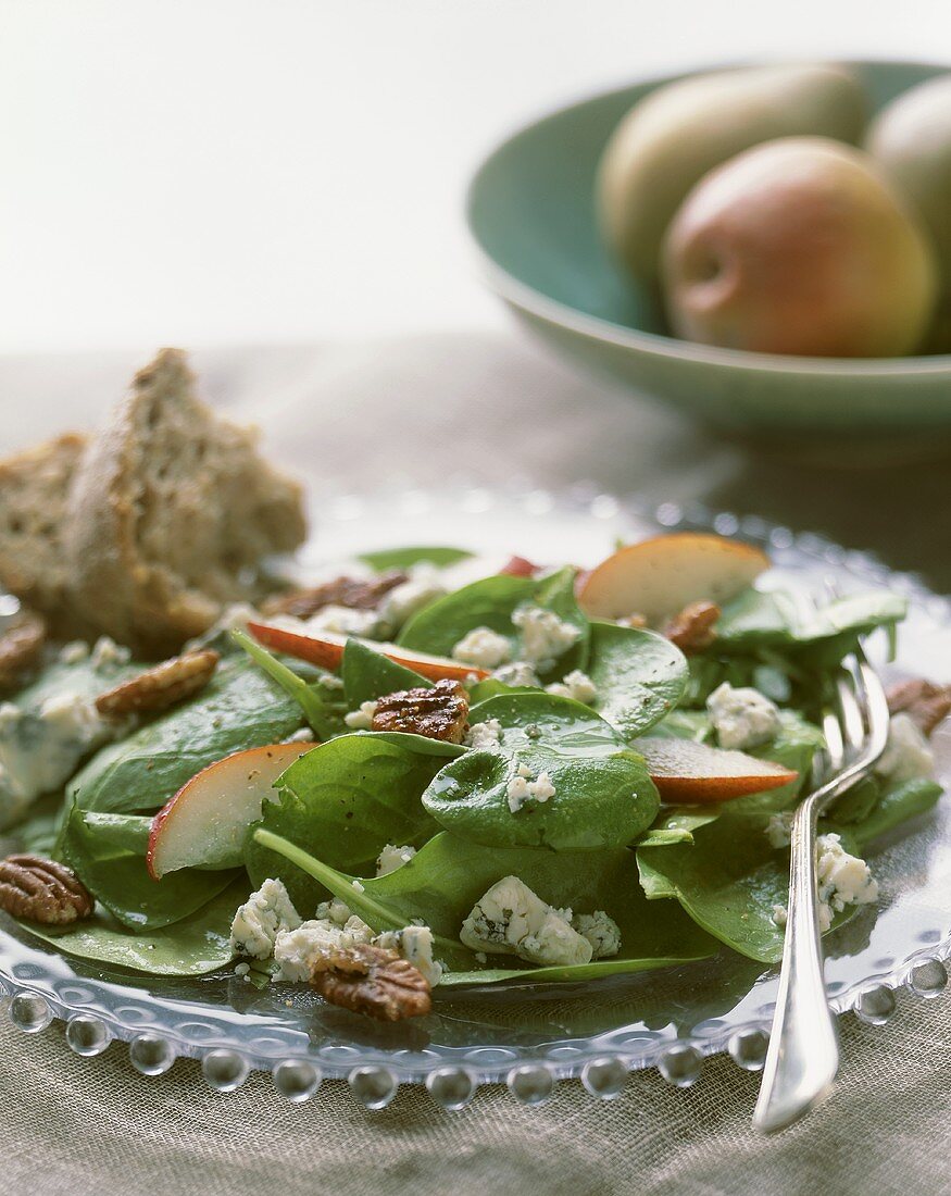 Spinatsalat mit Birnen, Blauschimmelkäse und Walnüssen