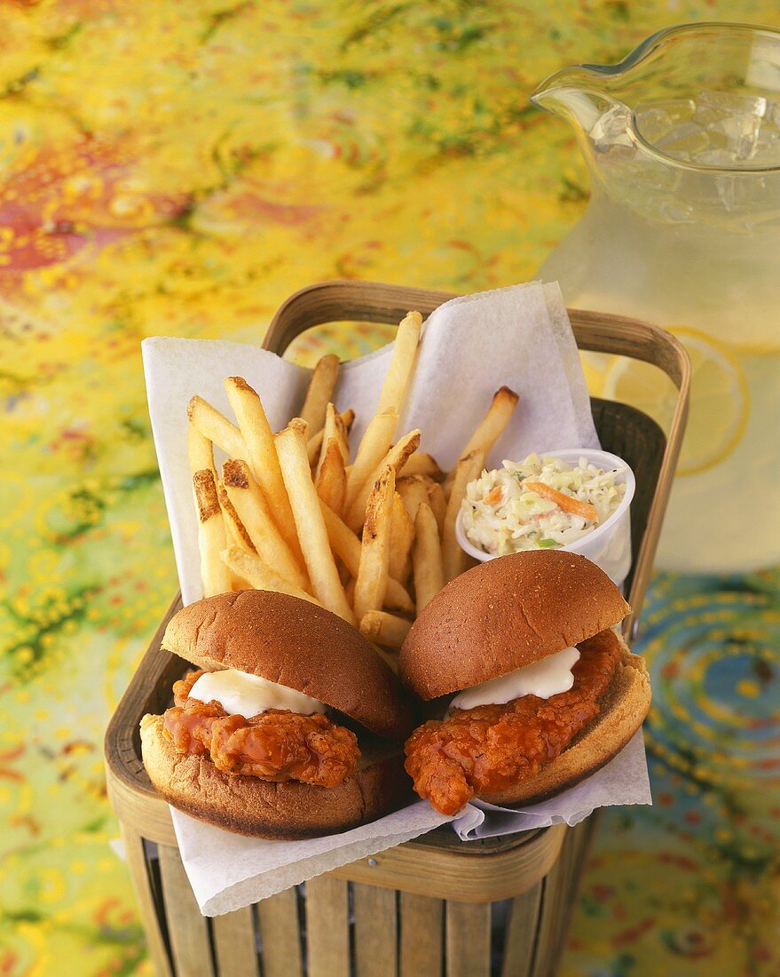 Sandwiches mit frittiertem Hähnchen, Pommes frites und Coleslaw