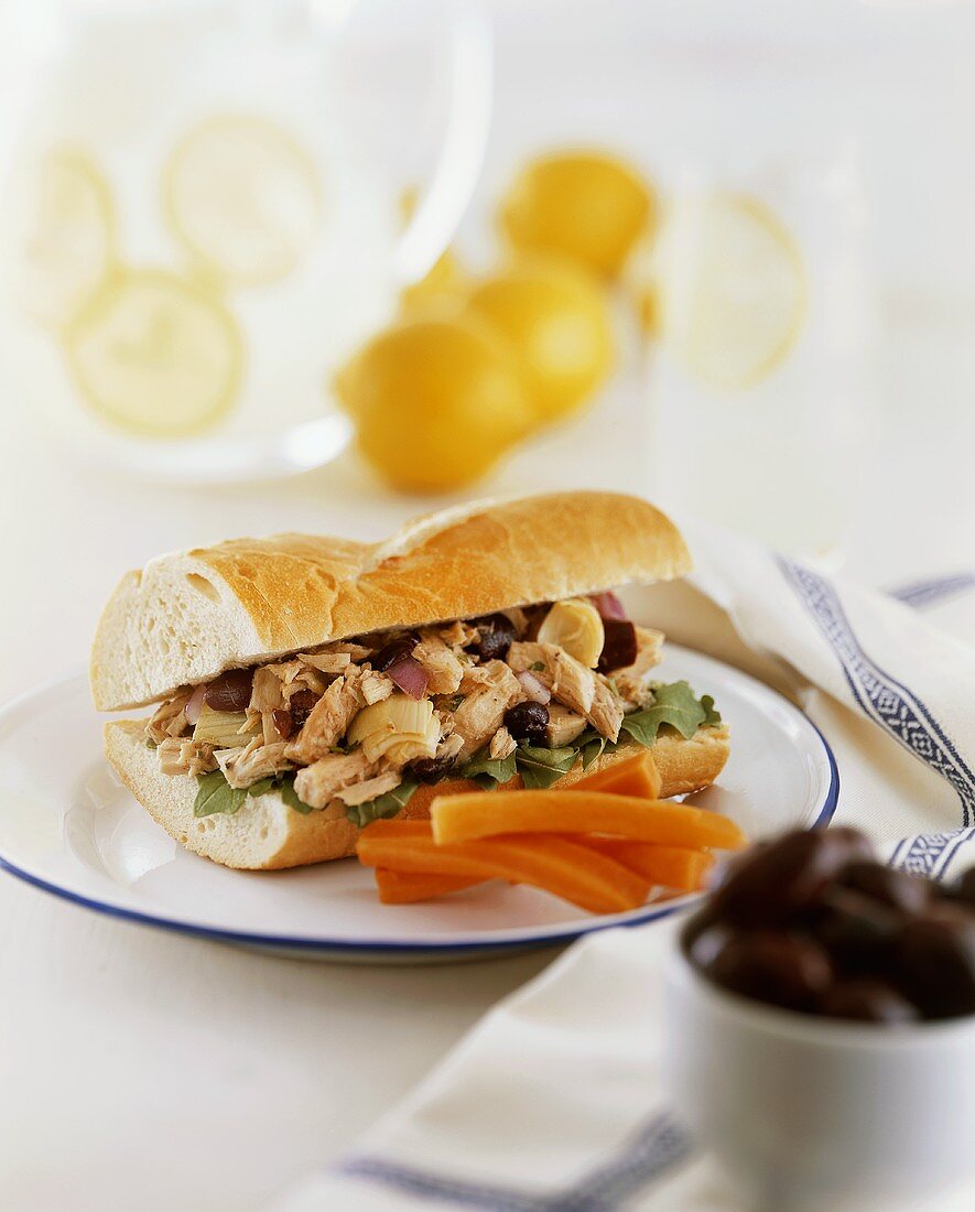 Sandwich mit Thunfischsalat und Möhrensticks