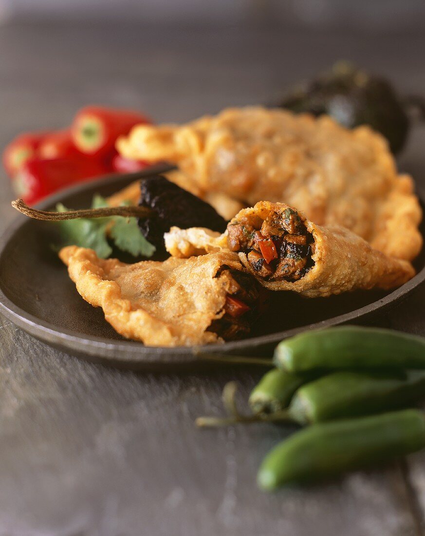 Frittierte Empanadas mit Chilischoten (Mexiko)