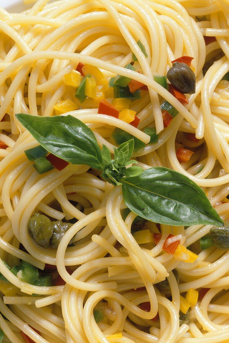 Spaghetti mit Paprika und Kapern (Italien)