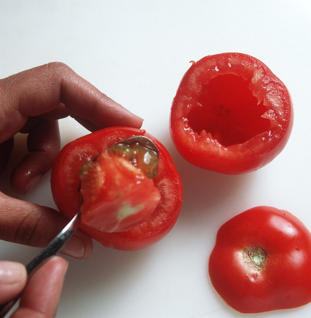 Tomaten aushöhlen