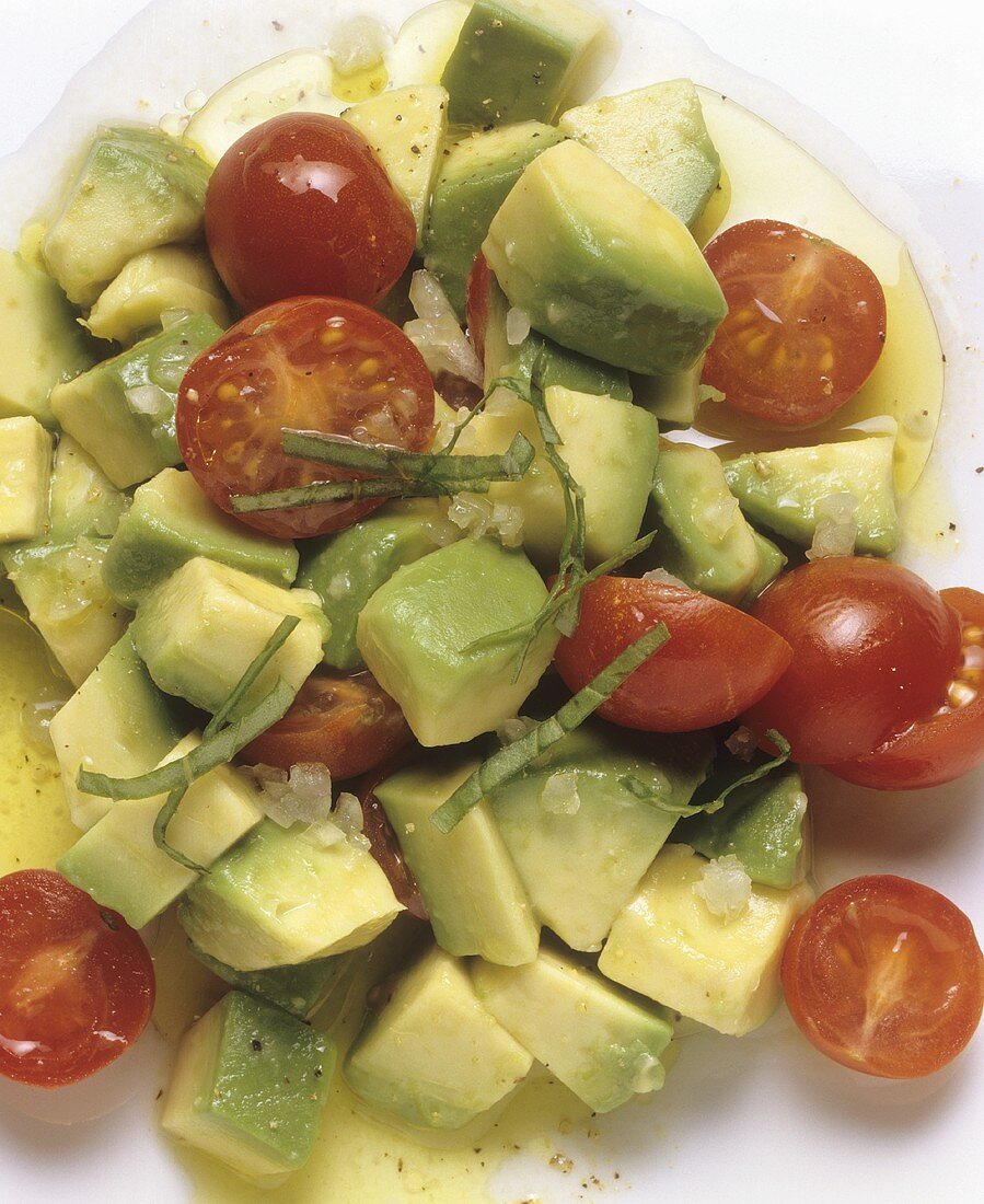 Avocado mit Tomaten