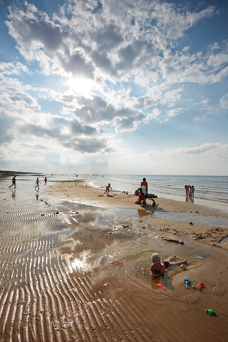 Flacher Strand von Vecaki, nachmittags, im Norden der Innenstadt, Rigaer Bucht, Riga, Lettland