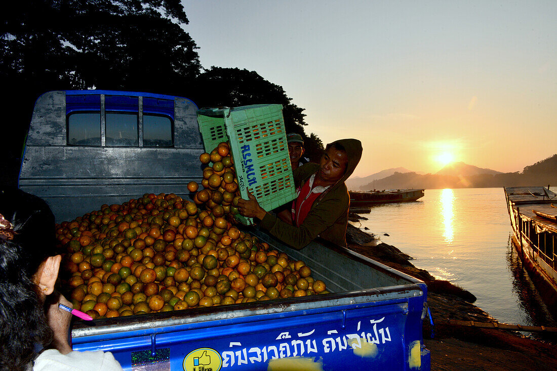 Lastwagen mit Obst, am Fährboot am Mekong, Luang Prabang, Laos, Asien