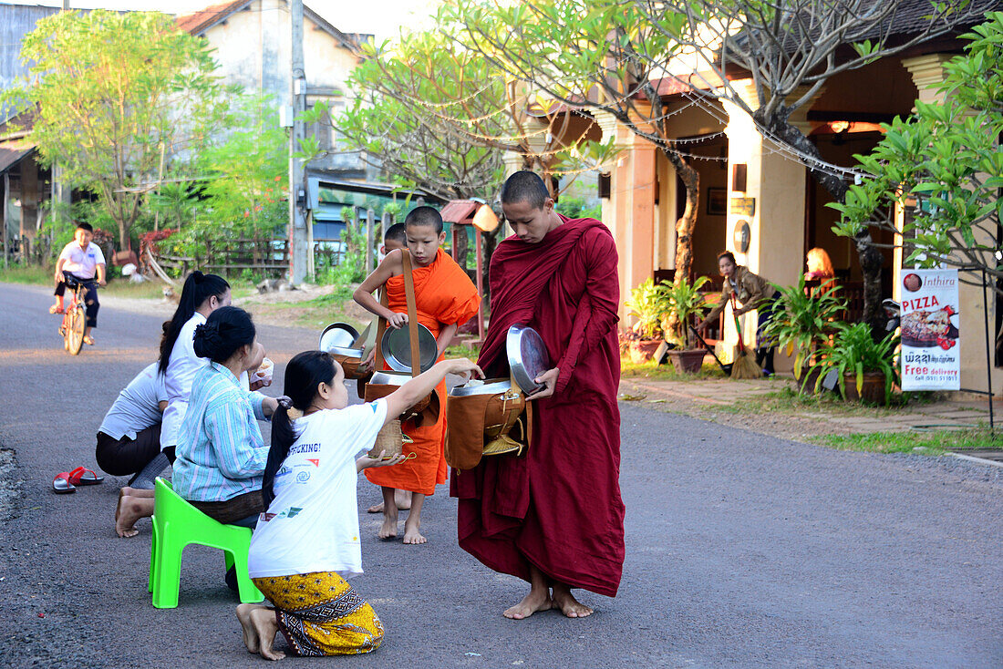 Bettelmönche in Champasak bei Pakse, Süd-Laos, Laos, Asien