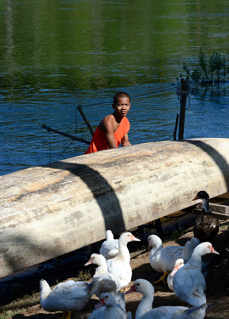 Einheimischer mit seinem Boot, Si Phan Don, Insel Don Khon, 1000 Inseln, Süd-Laos, Laos, Asien