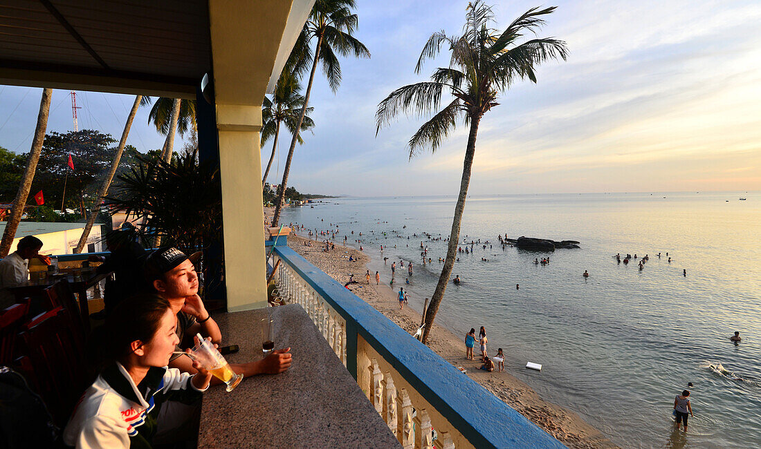 Strand vom Hauptort Duong Dong bei Sonnenuntergang auf der Insel Phu Quoc, Vietnam, Asien