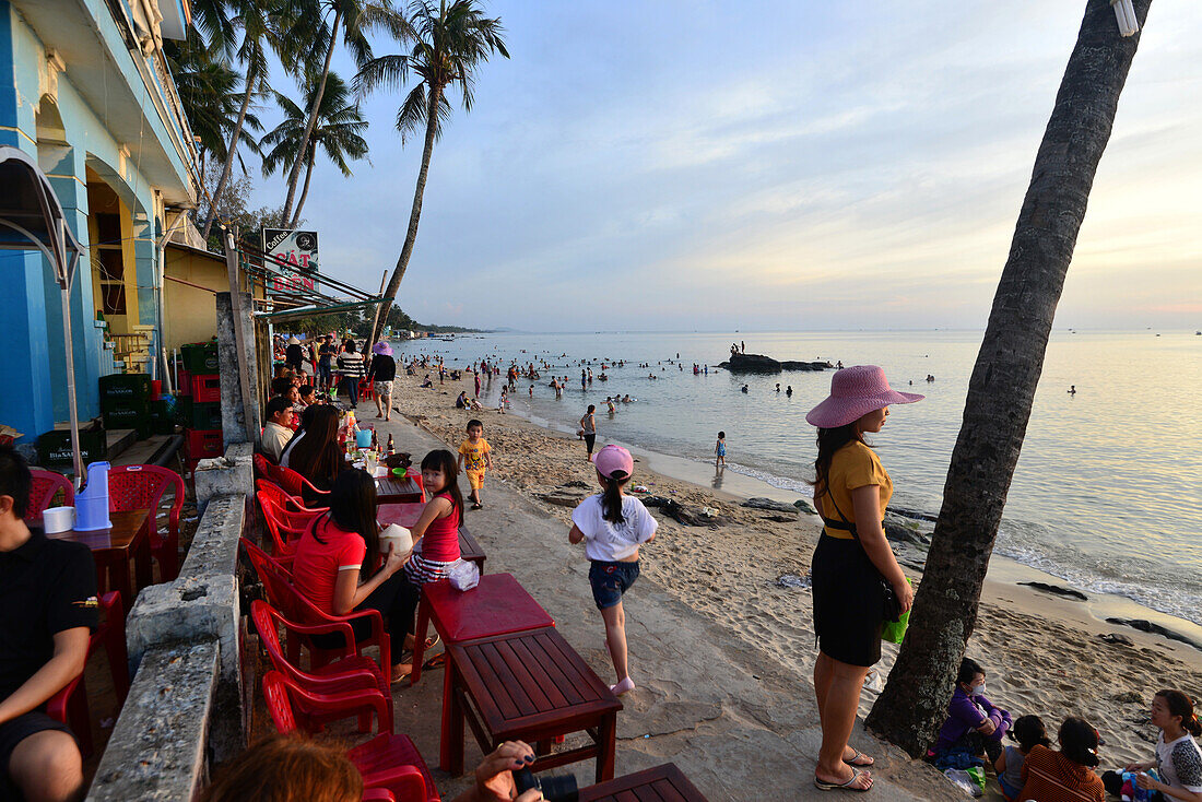 Strandbar bei Sonnenuntergang im Hauptort Duong Dong auf der Insel Phu Quoc, Vietnam, Asien