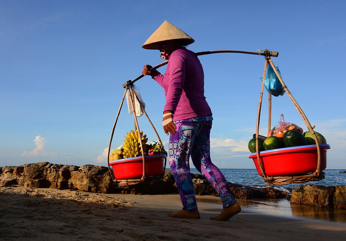 Frau mit Obst, Strand von Longbeach auf der Insel Phu Quoc, Vietnam, Asien