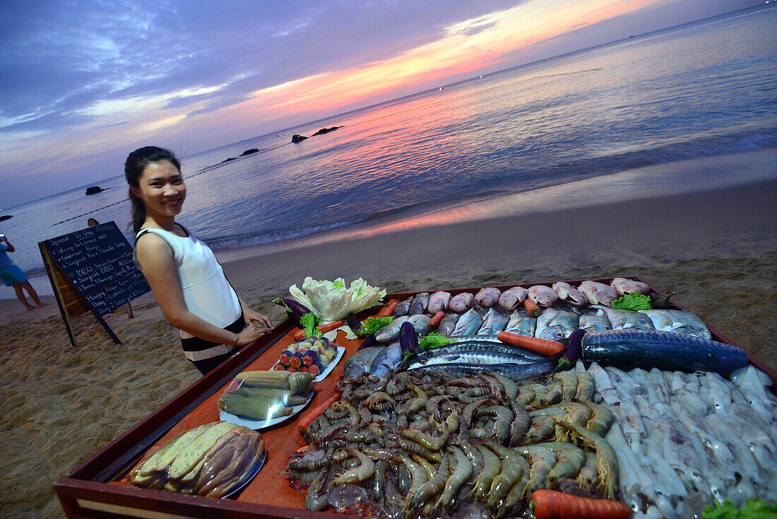 Fischverkäuferin, Sonnenuntergang am Strand von Longbeach auf der Insel Phu Quoc, Vietnam, Asien