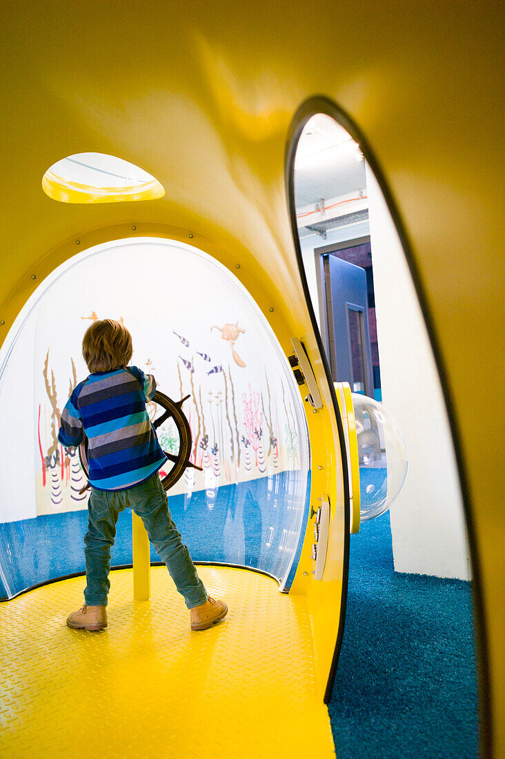 Kleiner Junge spielt in Spiel U-Boot, Cuxhaven, Nordsee, Niedersachsen, Deutschland