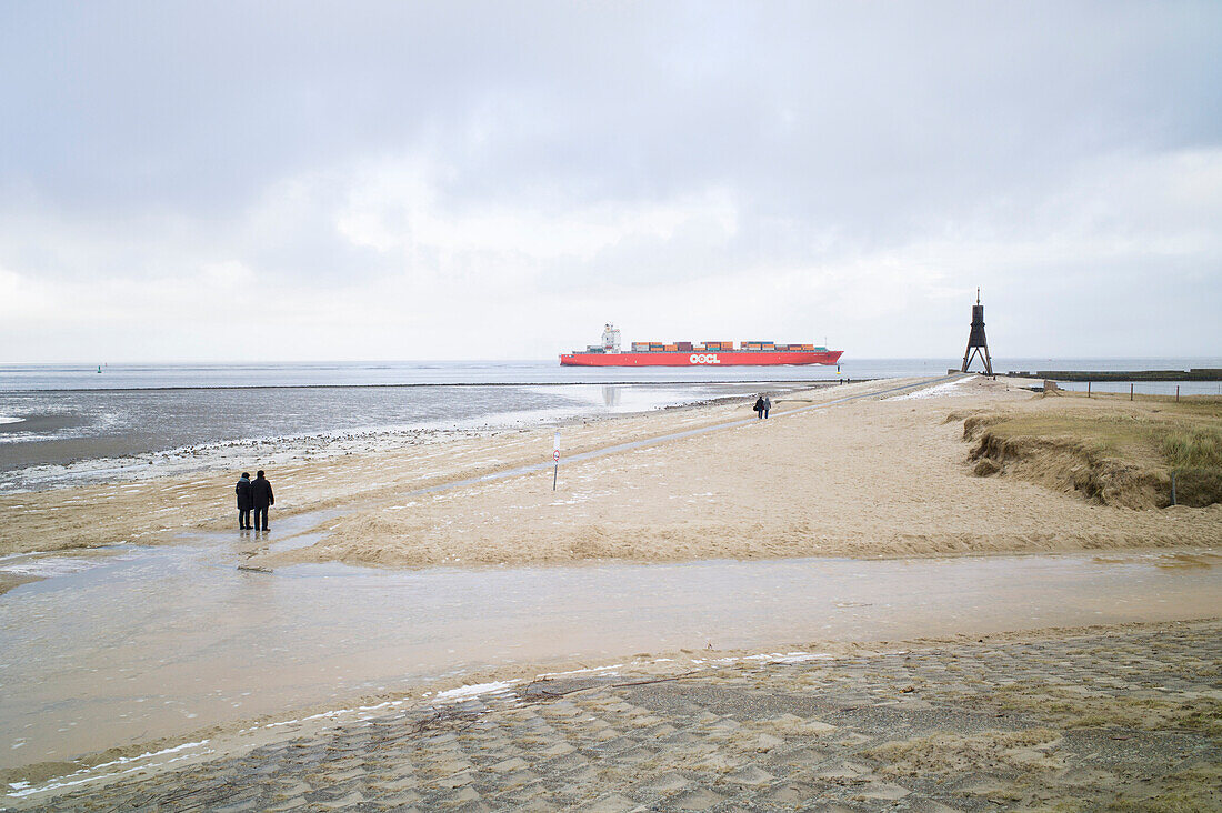 Winterliche Nordseestimmung, Containerschiff, Kugelbake, Cuxhaven, Wattenmeer, Nordsee, Elbemündung, Niedersachsen, Deutschland
