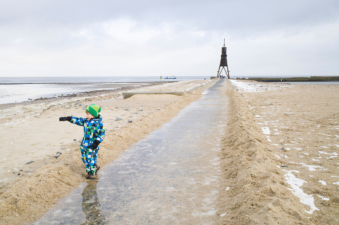 Junge zeigt zur Nordsee, Weg zur Kugelbake, Cuxhaven, Wattenmeer, Nordsee, Elbemündung, Niedersachsen, Deutschland