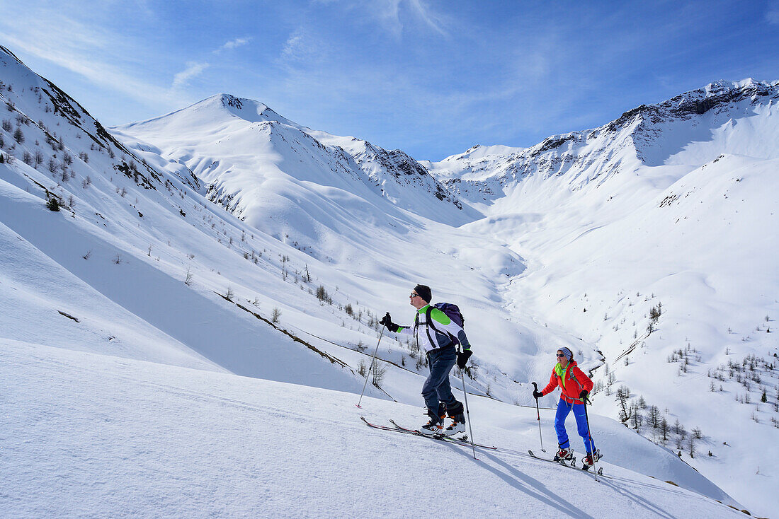 Zwei Personen auf Skitour steigen zum Piz Arpiglia und Piz Uter auf, Piz Arpiglia, Livignoalpen, Engadin, Graubünden, Schweiz