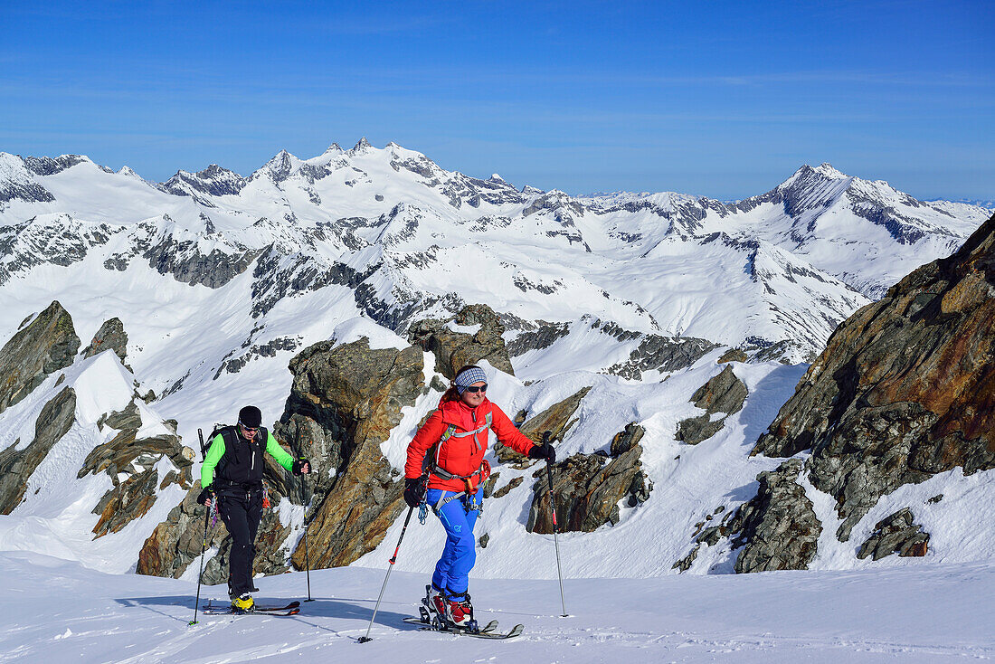 Zwei Personen auf Skitour steigen zur Dreiherrnspitze auf, Gabler und Reichenspitze im Hintergrund, Dreiherrnspitze, Ahrntal, Hohe Tauern, Südtirol, Italien
