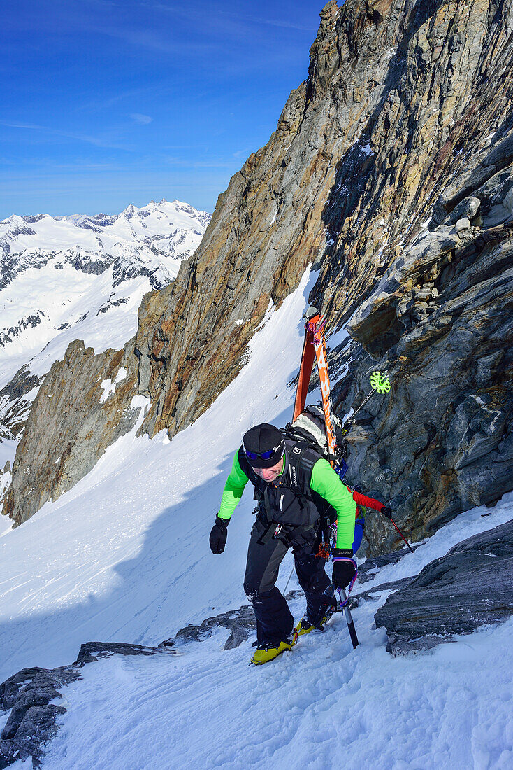 Zwei Personen auf Skitour steigen mit Pickel und Steigeisen zur Dreiherrnspitze auf, Dreiherrnspitze, Ahrntal, Hohe Tauern, Südtirol, Italien