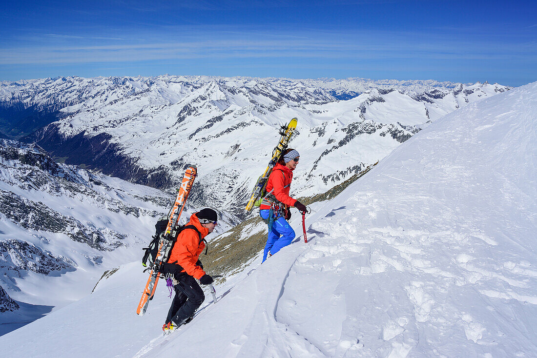 Zwei Personen auf Skitour steigen mit Pickel und Steigeisen zur Dreiherrnspitze auf, Dreiherrnspitze, Ahrntal, Hohe Tauern, Südtirol, Italien