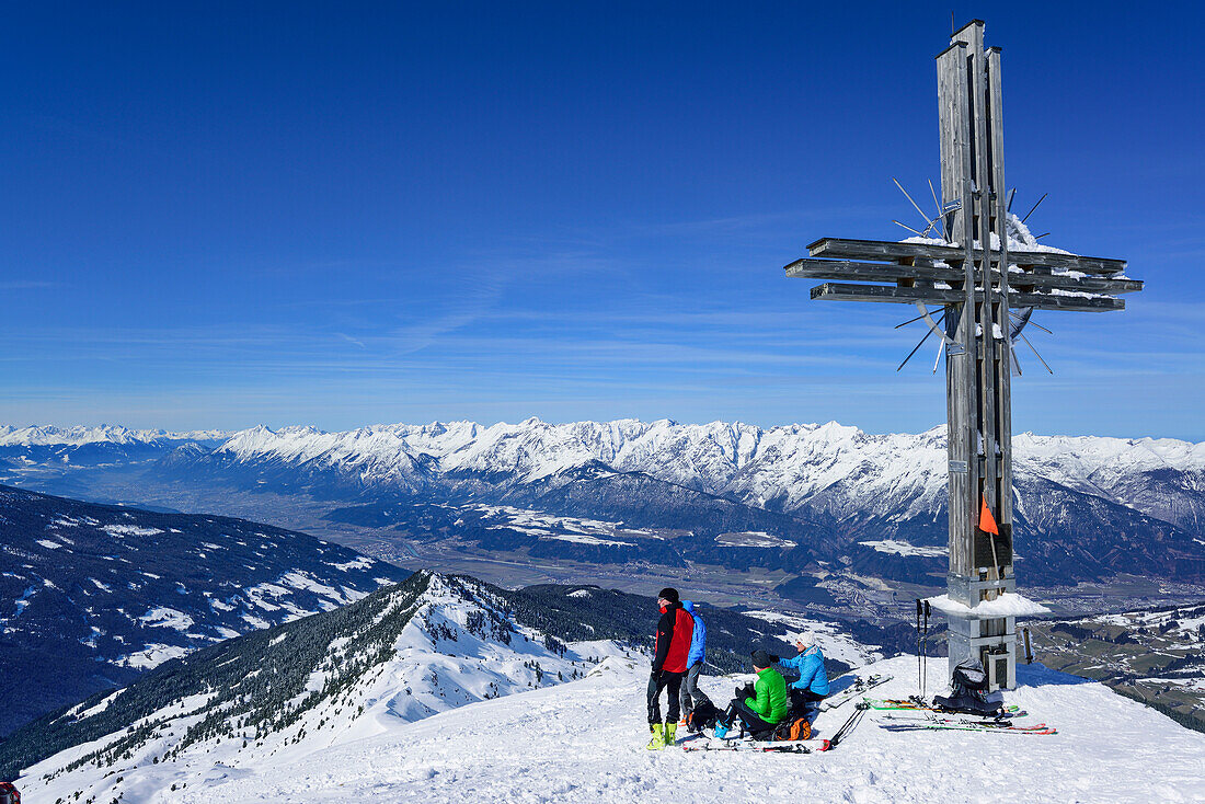 Mehrere Personen auf Skitour stehen am Gipfel des Gilfert, Blick auf Inntal und Karwendel, Gilfert, Tuxer Alpen, Tirol, Österreich