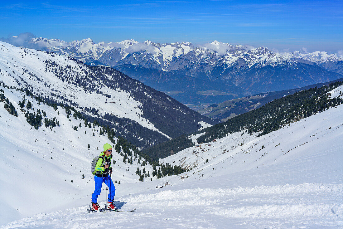 Frau auf Skitour steigt zur Halslspitze auf, Blick auf Karwendel, Halslspitze, Tuxer Alpen, Tirol, Österreich