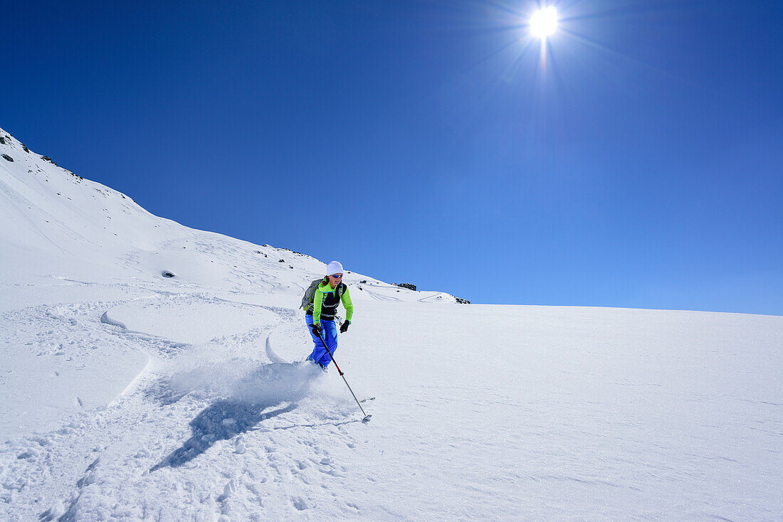 Frau auf Skitour fährt von der Halslspitze ab, Halslspitze, Tuxer Alpen, Tirol, Österreich