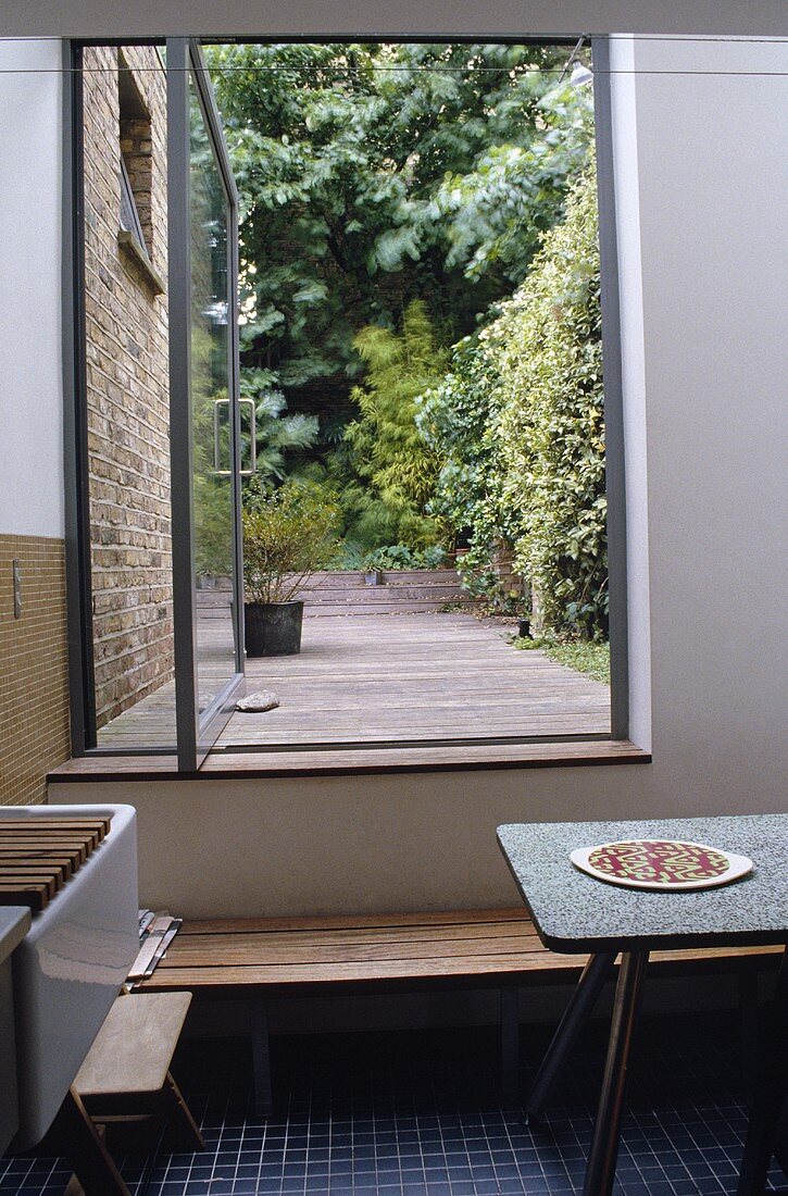 Küche mit offener Terrassentür und Blick in Garten