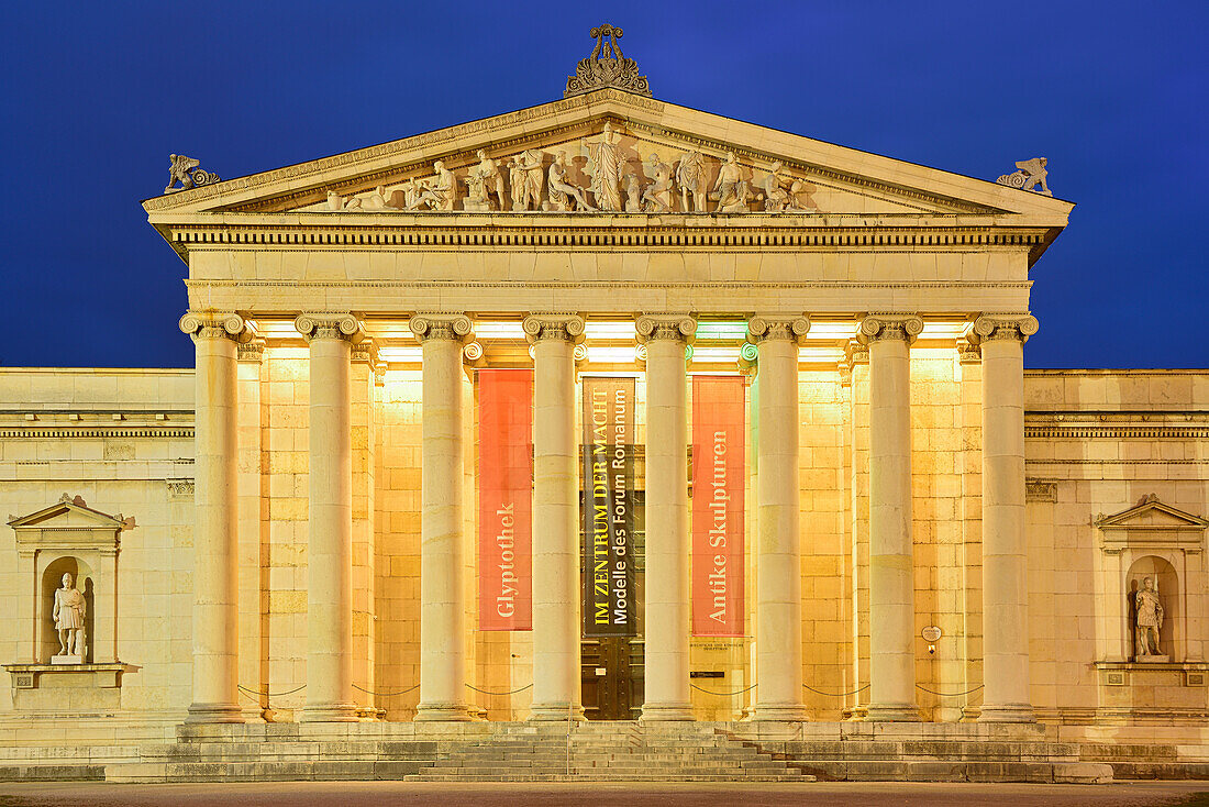 Beleuchtete Glyptothek im Abendlicht, Königsplatz, München, Oberbayern, Bayern, Deutschland