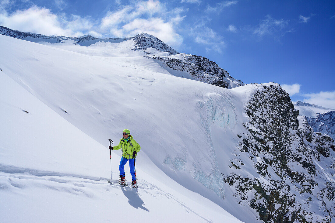 Frau auf Skitour steigt zur Vertainspitze auf, Gletscherzunge im Hintergrund, Vertainspitze, Suldental, Ortlergruppe, Südtirol, Italien