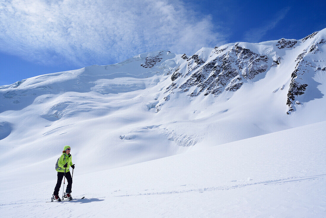 Frau auf Skitour steigt zum Pizzo Tresero auf, Punta San Matteo im Hintergrund, Pizzo Tresero, Val dei Forni, Ortlergruppe, Lombardei, Italien