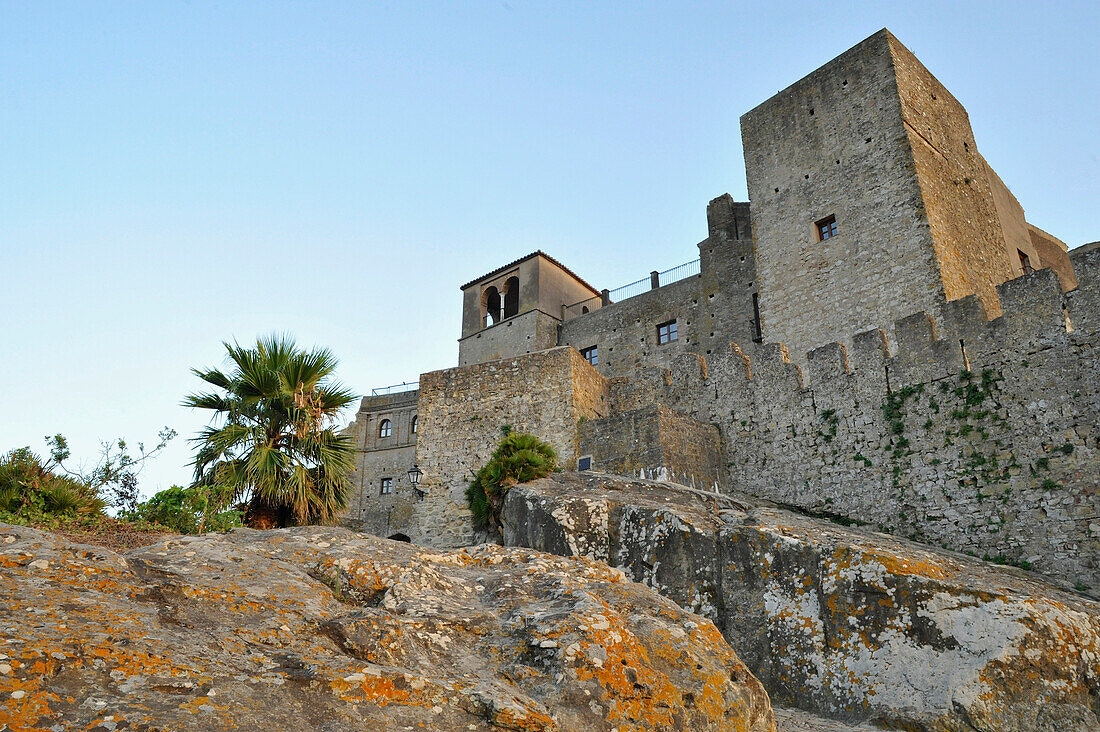 Fort und Altstadt auf einem Berg, Castellar de la Frontera, Andalusien, Spanien